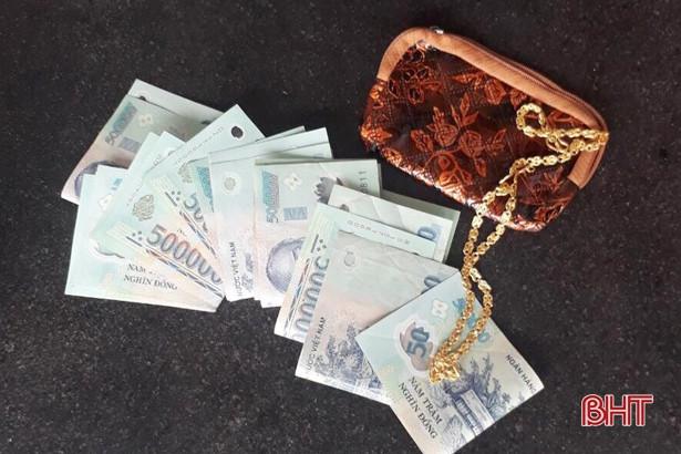 Học sinh lớp 3 nhặt được tiền, vàng trả lại người đánh rơi