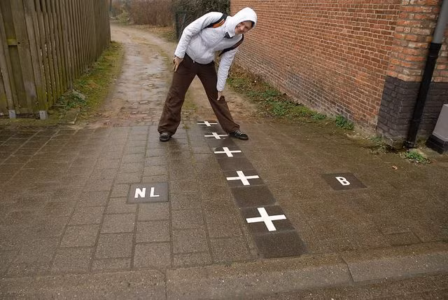 Cuộc sống ở nơi người dân “phân thân” tới 2 quốc gia cùng lúc