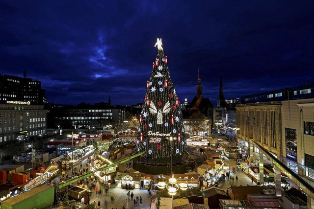 Choáng ngợp những cây thông Noel lung linh trên khắp thế giới