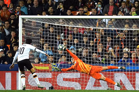 Vượt Ronaldo, Messi lập kỷ lục mới trong trận đấu thứ 700 cho Barca