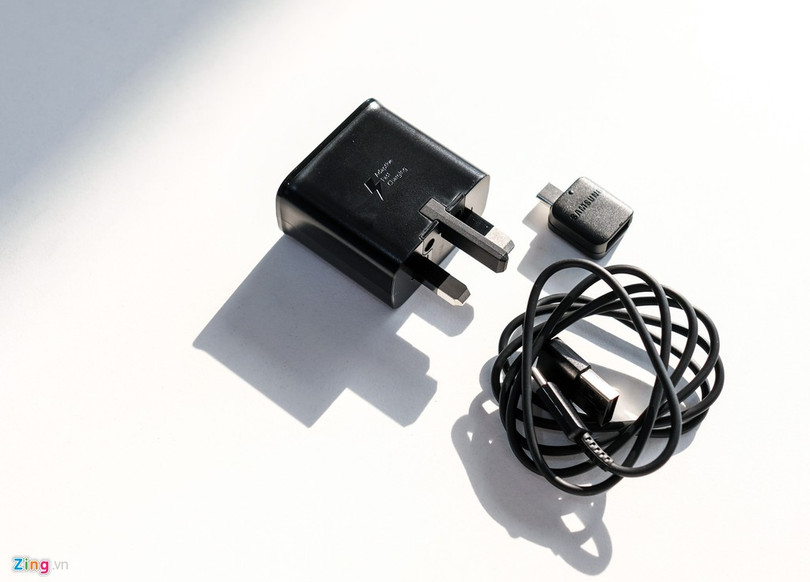 Trong hộp của Galaxy Fold giá 50 triệu có gì? ảnh 5 Trong hộp của Galaxy Fold giá 50 triệu có gì?