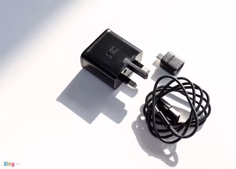 Trong hộp của Galaxy Fold giá 50 triệu có gì?