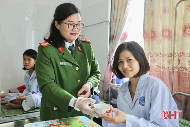 Trao hơn 450 suất cháo từ thiện cho bệnh nhân nghèo Hà Tĩnh