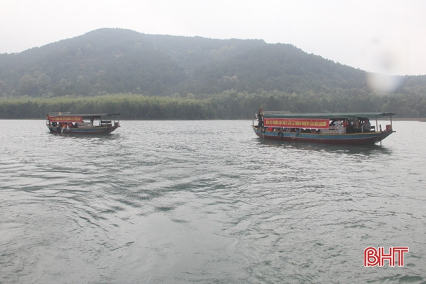 Hà Tĩnh thả 2,5 tấn cá tái tạo nguồn lợi thủy sản tại hồ Nhà Đường