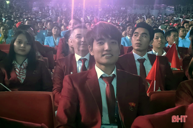 Đông đảo cổ động viên Việt Nam dự lễ khai mạc SEA Games 2019