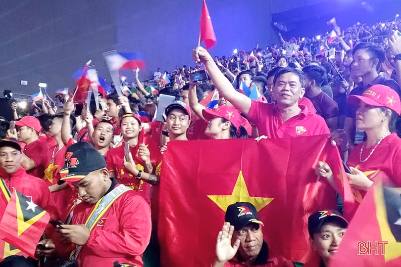Đông đảo cổ động viên Việt Nam dự lễ khai mạc SEA Games 2019
