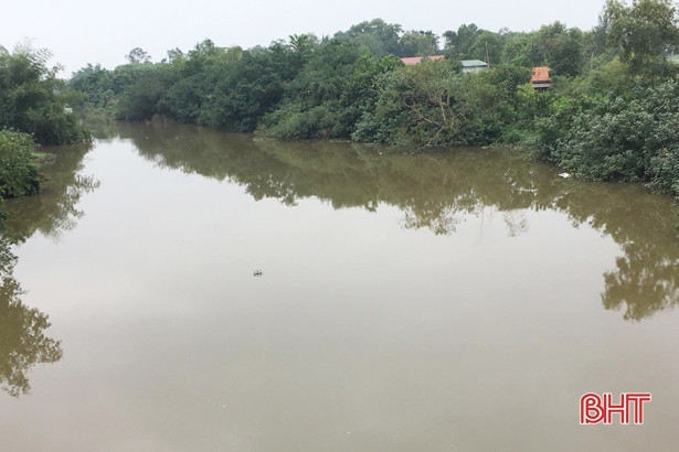 Tìm kiếm nữ sinh Thạch Hà nghi nhảy cầu tự tử 