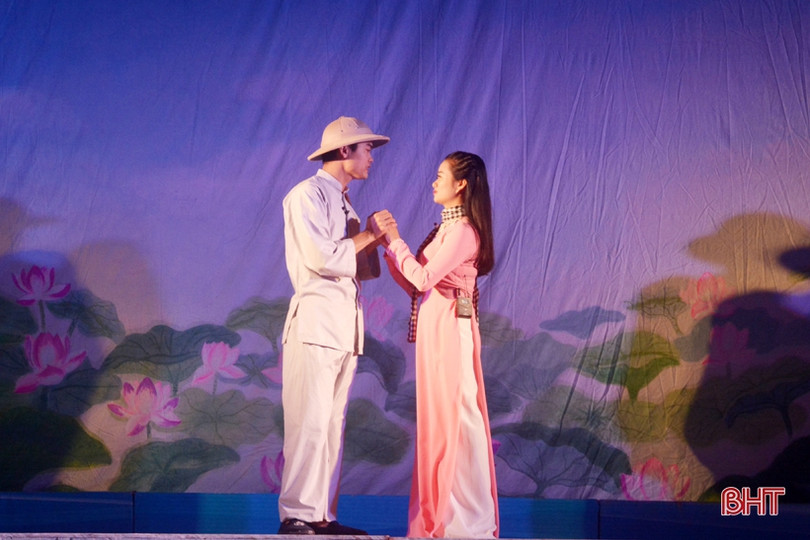 Lắng đọng Chương trình Nghệ thuật “Theo chân Bác” ở TX Kỳ Anh