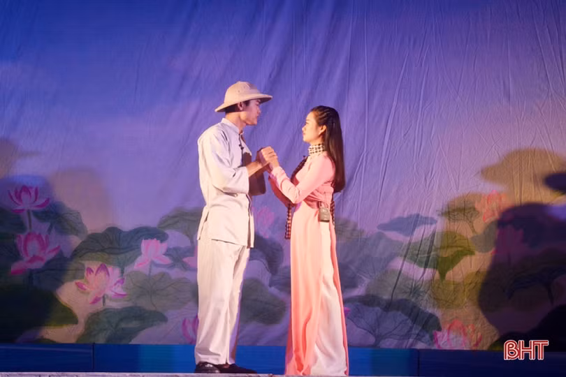 Lắng đọng Chương trình Nghệ thuật “Theo chân Bác” ở TX Kỳ Anh