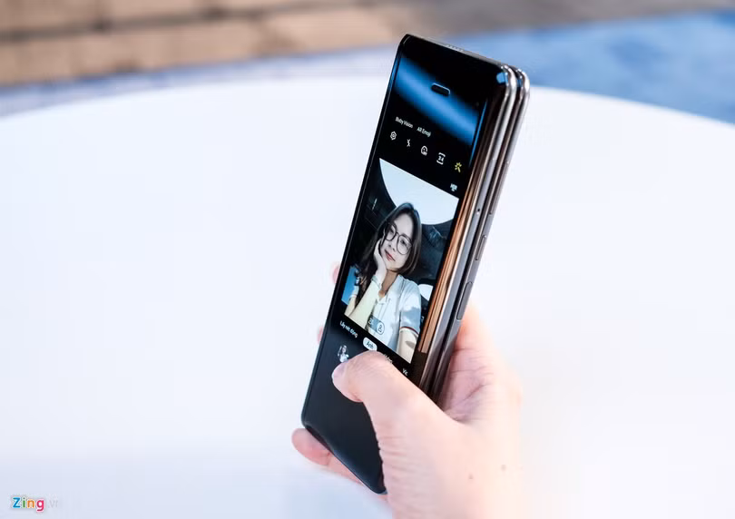 Trong hộp của Galaxy Fold giá 50 triệu có gì?