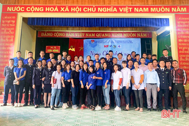 Tặng quà, khám bệnh miễn phí cho hơn 300 người dân xã biên giới Hà Tĩnh