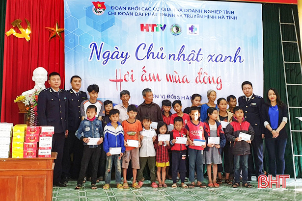 Tặng quà, khám bệnh miễn phí cho hơn 300 người dân xã biên giới Hà Tĩnh