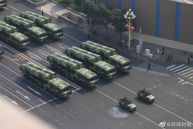 Tên lửa DF-100. Loại tên lửa lần đầu được công khai này thu hút sự quan tâm của giới phân tích quân sự. Người ta vẫn chưa thể xác định nó thuộc loại tên lửa hành trình hay tên lửa đạn đạo. Ảnh: Twitter/Dafeng Cao Những vũ khí Trung Quốc lần đầu công khai tại duyệt binh 70 năm
