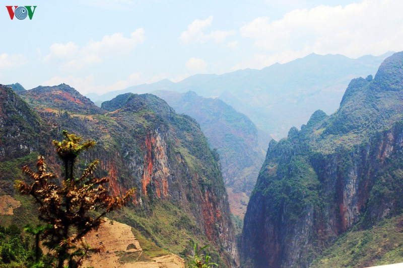 Khung cảnh núi non hùng vĩ trên đèo Mã Pì Lèng ở Hà Giang