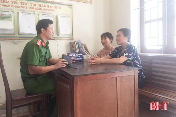 Nhặt được 20 triệu đồng, chị lao công và bà chủ quán báo công an tìm người trả lại