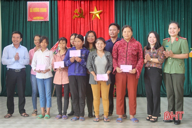 350 suất quà đến với các đối tượng khó khăn qua Hội LHPN Vũ Quang