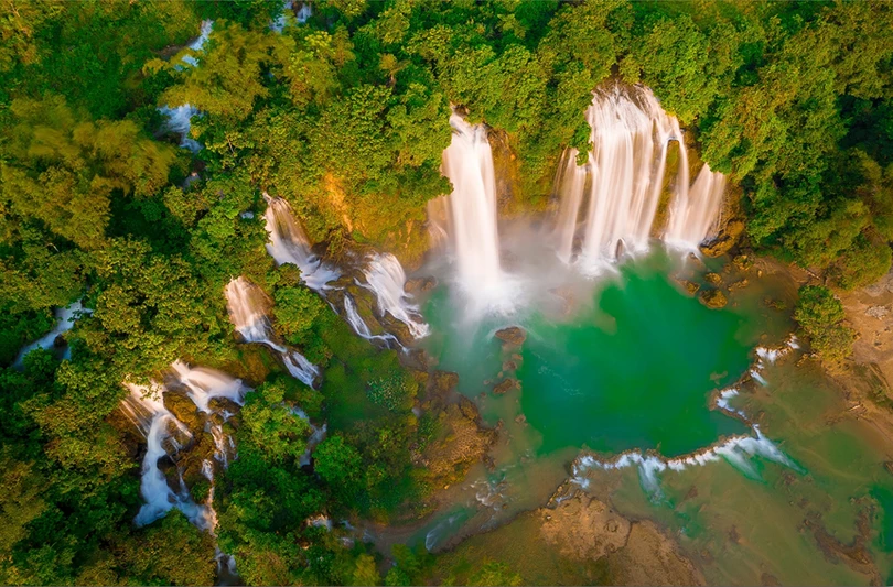 Thác Bản Giốc kỳ vĩ hóa dải lụa trắng mơ màng vắt sang thu