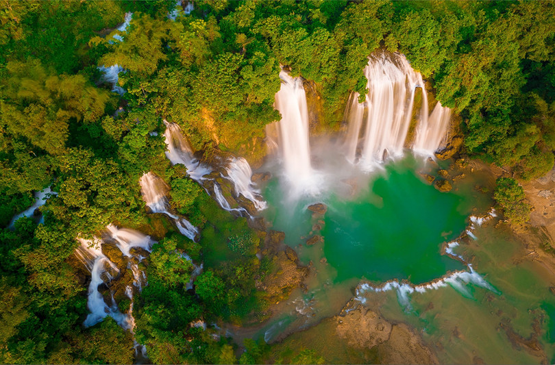 Thác Bản Giốc kỳ vĩ hóa dải lụa trắng mơ màng vắt sang thu