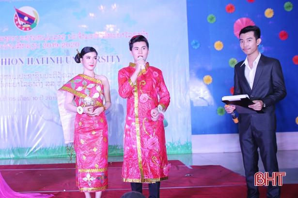 Sinh viên Lào tại Hà Tĩnh trình diễn thời trang từ rác tái chế