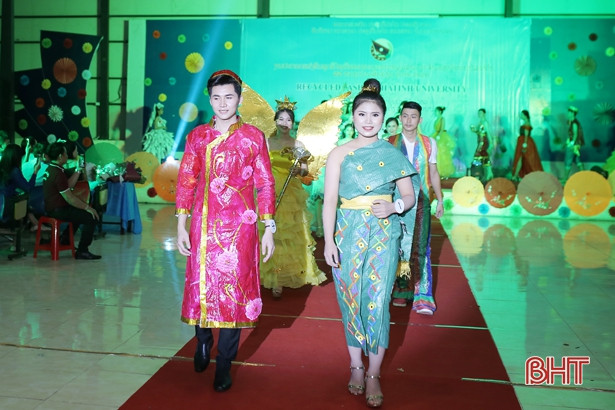Sinh viên Lào tại Hà Tĩnh trình diễn thời trang từ rác tái chế