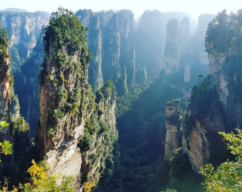 Thang máy ngoài trời treo dọc vách sa thạch, giữ 3 kỷ lục thế giới