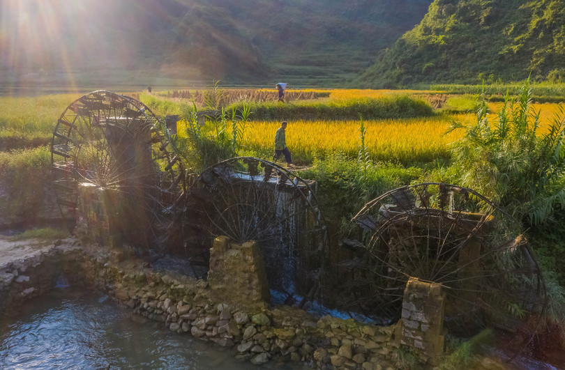 Thác Bản Giốc kỳ vĩ hóa dải lụa trắng mơ màng vắt sang thu