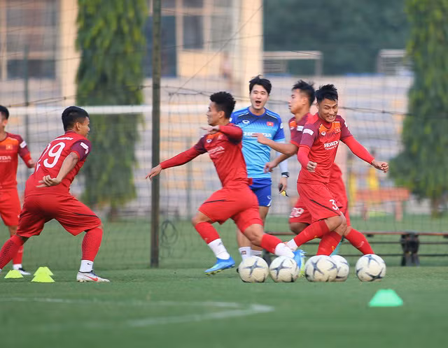 Chờ đợi HLV Park Hang Seo chốt danh sách 23 cầu thủ đấu Malaysia