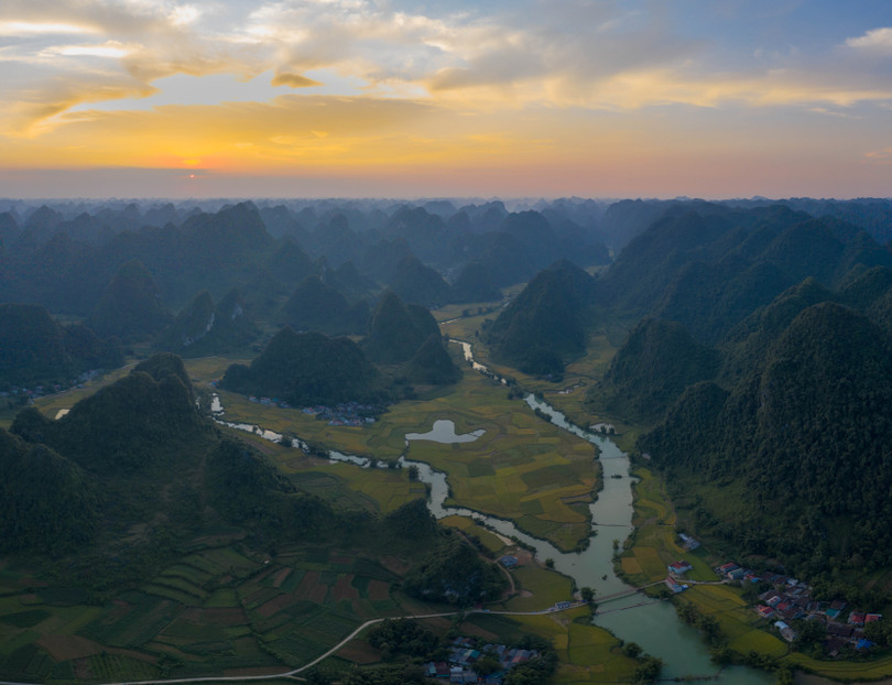 Thác Bản Giốc kỳ vĩ hóa dải lụa trắng mơ màng vắt sang thu