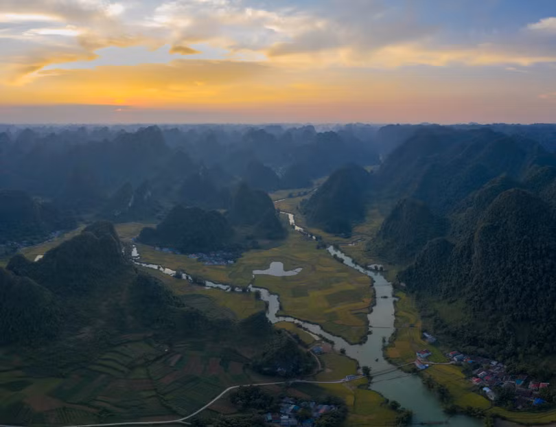 Thác Bản Giốc kỳ vĩ hóa dải lụa trắng mơ màng vắt sang thu