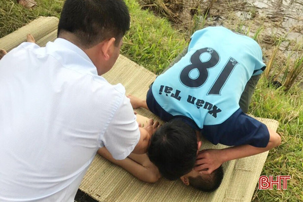 Sẩy chân xuống kênh, một học sinh đuối nước thương tâm