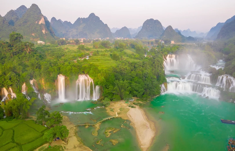 Thác Bản Giốc kỳ vĩ hóa dải lụa trắng mơ màng vắt sang thu