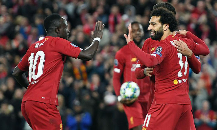Mane chúc mừng Salah, sau khi tiền đạo người Ai Cập ấn định tỷ số 4-3. Ảnh: DM. Barca ngược dòng may mắn trước Inter, Liverpool có 3 điểm