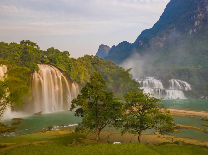 Thác Bản Giốc kỳ vĩ hóa dải lụa trắng mơ màng vắt sang thu