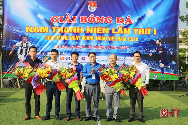 21 đội tranh tài Giải Bóng đá nam khối các cơ quan và doanh nghiệp Hà Tĩnh