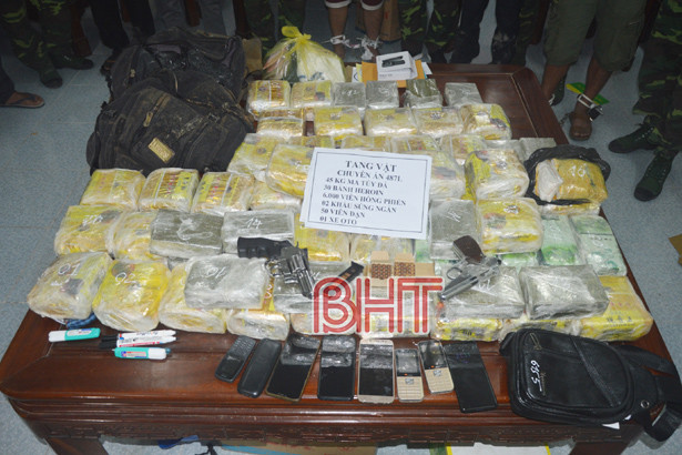 Mang súng ngắn “áp tải” 30 bánh heroin, 45kg ma túy đá, 6.000 viên hồng phiến từ Lào vào Việt Nam