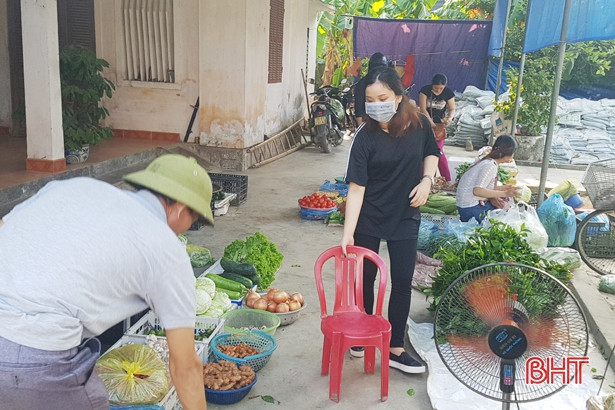 “Vô tư” họp chợ giữa đường, chính quyền thị trấn Thạch Hà bất lực?!