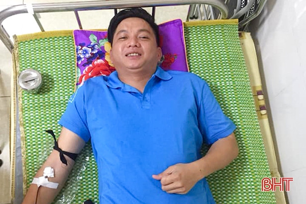 2 cán bộ, đoàn viên thị xã Hồng Lĩnh cùng hiến máu cứu bệnh nhân