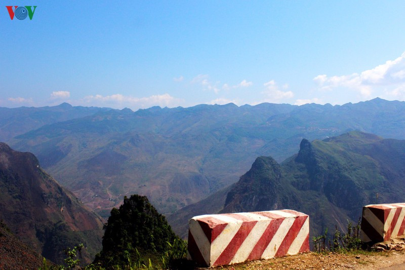 Khung cảnh núi non hùng vĩ trên đèo Mã Pì Lèng ở Hà Giang