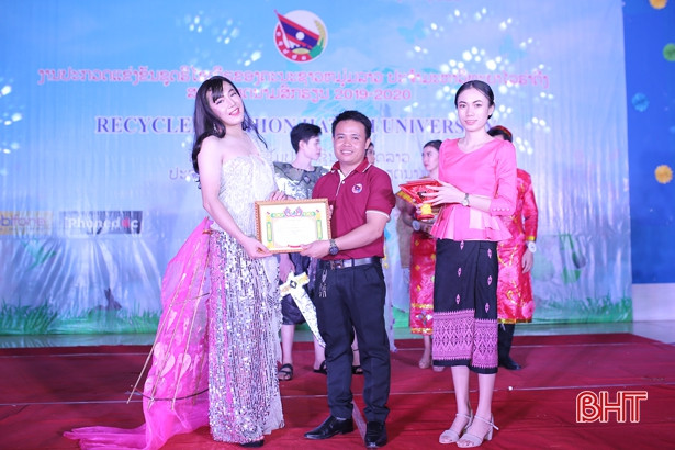 Sinh viên Lào tại Hà Tĩnh trình diễn thời trang từ rác tái chế