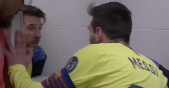 Messi với cảm xúc khó hiểu trong phòng thay đồ. Hình ảnh chưa từng thấy của Barca sau trận thua Liverpool
