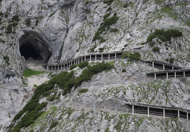 Bí ẩn hang động băng giá lớn nhất thế giới