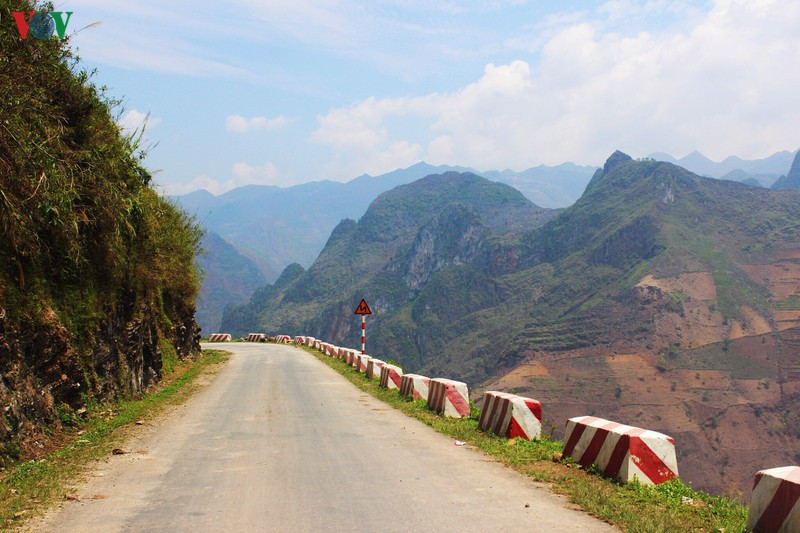 Khung cảnh núi non hùng vĩ trên đèo Mã Pì Lèng ở Hà Giang