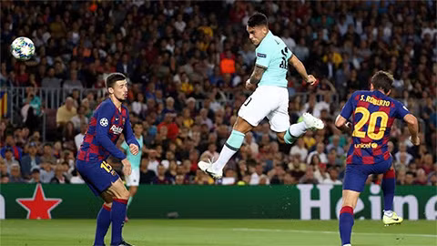 Barca ngược dòng may mắn trước Inter, Liverpool có 3 điểm