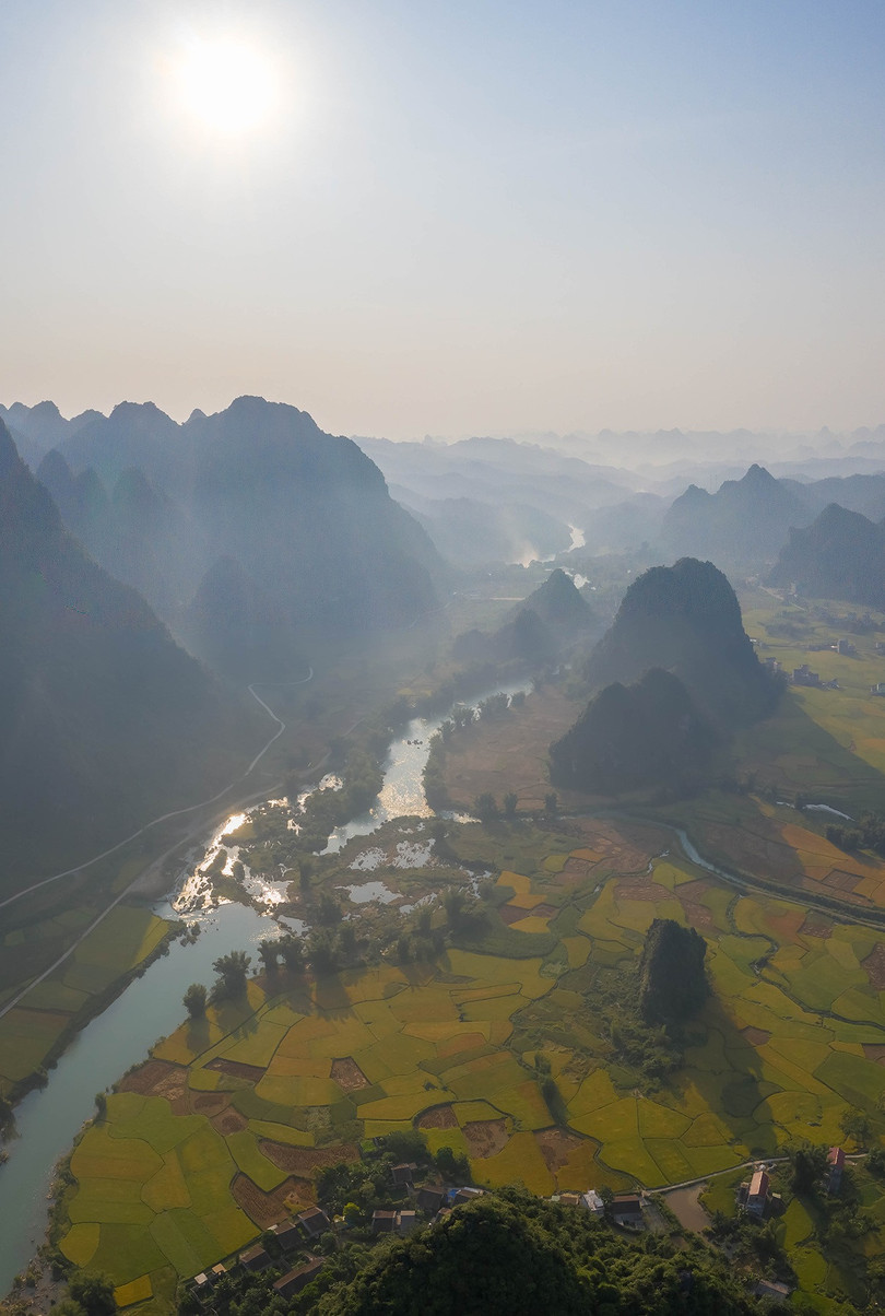 Thác Bản Giốc kỳ vĩ hóa dải lụa trắng mơ màng vắt sang thu