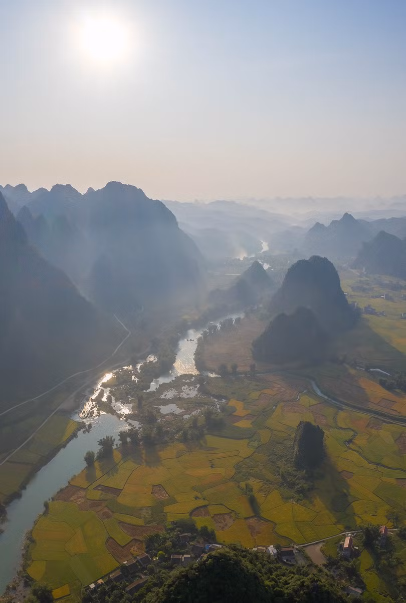 Thác Bản Giốc kỳ vĩ hóa dải lụa trắng mơ màng vắt sang thu