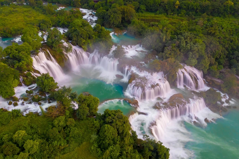 Thác Bản Giốc kỳ vĩ hóa dải lụa trắng mơ màng vắt sang thu