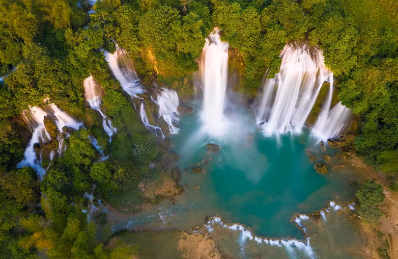 Thác Bản Giốc kỳ vĩ hóa dải lụa trắng mơ màng vắt sang thu