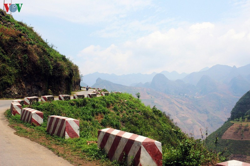 Khung cảnh núi non hùng vĩ trên đèo Mã Pì Lèng ở Hà Giang