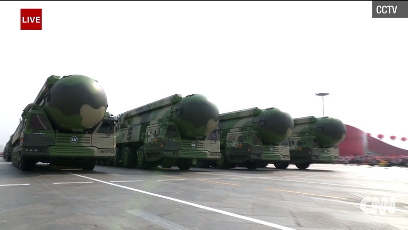 Tên lửa đạn đạo liên lục địa (ICBM) DF-41 là vũ khí được giới quan sát chờ đợi nhất tại duyệt binh kỷ niệm 70 năm Quốc khánh Trung Quốc. Đây là lần đầu tiên ICBM hiện đại nhất của Trung Quốc được công khai trước công chúng, sau gần 20 năm phát triển bí mật. Ảnh: CCTV/CNN. Những vũ khí Trung Quốc lần đầu công khai tại duyệt binh 70 năm