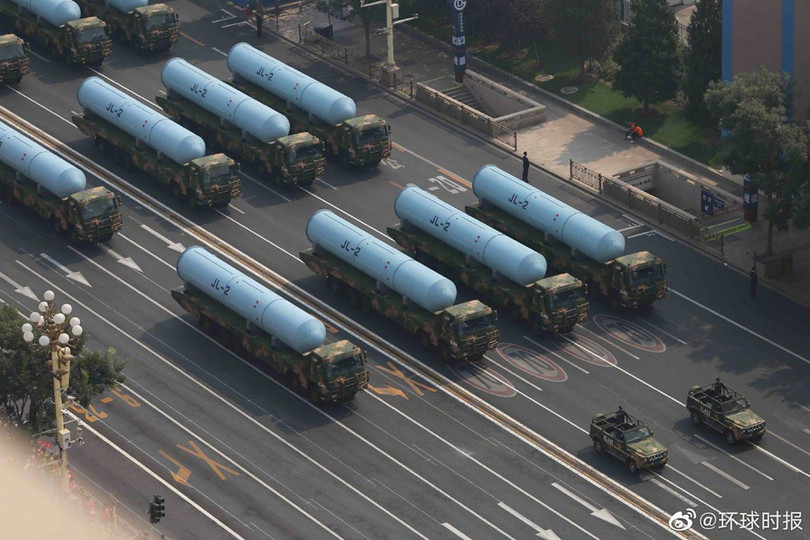 Tên lửa đạn đạo phóng từ tàu ngầm (SLBM) JL-2 cũng nằm trong những vũ khí lần đầu được công khai. Đây là vũ khí chủ lực trên tàu ngầm hạt nhân chiến lược Type-094 lớp Jin. JL-2 có tầm bắn khoảng 7.200 km. Ảnh: Twitter/Dafeng Cao. Những vũ khí Trung Quốc lần đầu công khai tại duyệt binh 70 năm